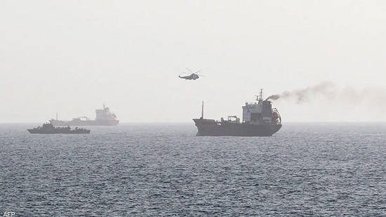 رصد طائرة مسيرة تحوم فوق سفينة في بحر عمان
