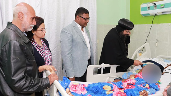 بالصور.. الأنبا إيلاريون يزور الطفل مينا ناصر بمستشفي الغردقة