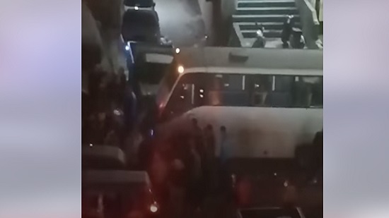 فيديو .. أتوبيس طائش يثير الرعب بقتل مواطنين دهسا في عزبة النخل  