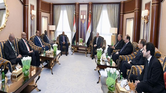 السيسى يلتقى رئيس مجلس السيادة الانتقالى السودانى بالرياض
