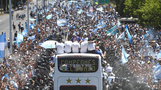 بالصور.. استقبال أسطورى لمنتخب الأرجنتين بالعاصمة بيونس آيريس