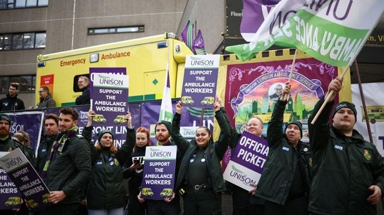  الالف البريطانيون العاملين بخدمة الإسعاف يدخلون في إضراب للمطالبة بزيادة الاجور 
