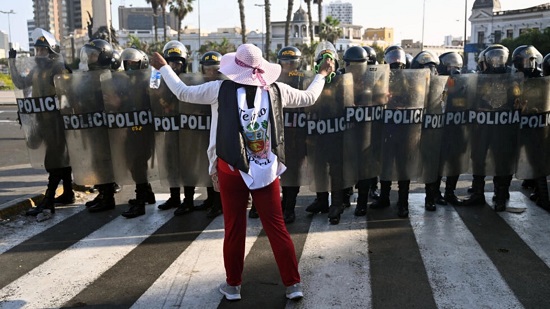 متظاهرة في مواجهة الشرطة في ليما