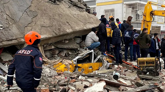  مشهد يحبس الأنفاس.. لحظة انهيار مبنى بسبب توابع زلزال تركيا