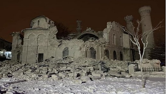  تدمير الزلزال لمسجد تاريخي بتركيا