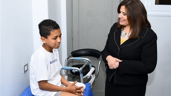 وزيرة الهجرة تسلم طفلا بالأسمرات قدمًا صناعية تبرع بها رجل أعمال مصري يوناني