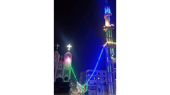 صور: كنيسة ومسجد يتشاركان في تعليق زينة رمضان بقنا