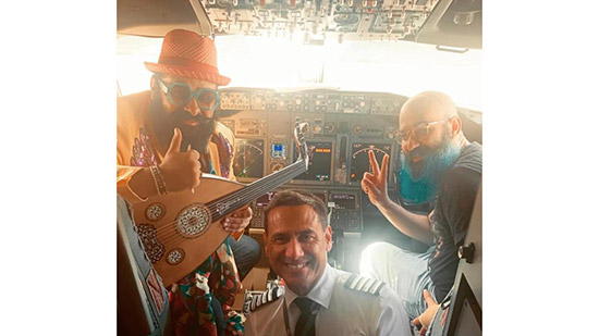 طيار أسترالي يرحب بأسطورة العود المصرى جوزيف تواضروس داخل قمرة قيادة الطائرة قبل إقلاعها 