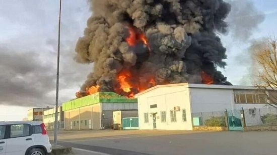 إيطاليا.. حريق في مصنع للمواد الكيميائية (فيديو)