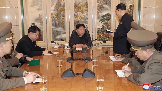 زعيم كوريا الشمالية كيم جونغ أون في اجتماع عسكري