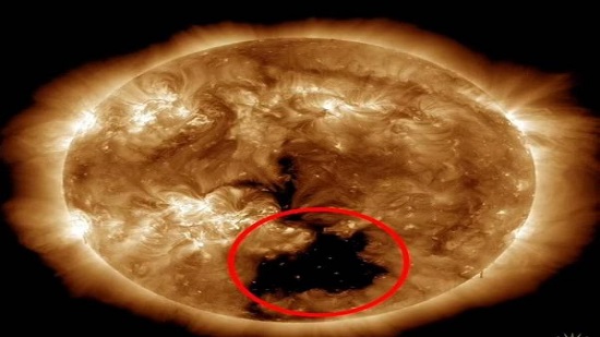   ظهور ثقب عملاق فجأة على سطح الشمس يمكن أن يسبب مشكلة للحياة على الأرض