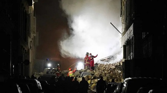 فيديو لانهيار مبنى سكني في مرسيليا.. وحريق يعيق الإنقاذ