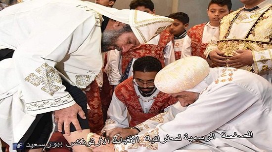مطران بورسعيد يغسل أرجل الكهنة والشمامسة 