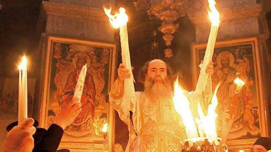 المسيحيون يحتفلون حول العالم بخروج النور المقدس من قبر المسيح.. والبابا ثاؤفيلس يكشف ماذا يحدث عند ظهور النور