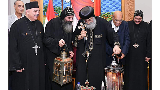 بالصور.. وصول النور المقدس من القدس والبابا تواضروس يستقبله