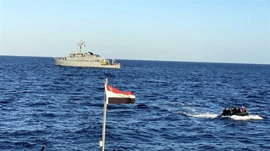 القوات البحرية تنقذ لنش سياحي في نطاق قاعدة البحر الأحمر 