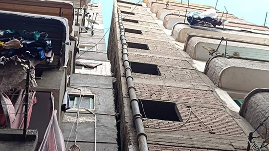 ميل عقار سكني مكون من 10 طوابق في حي الجمرك بالإسكندرية (صور)