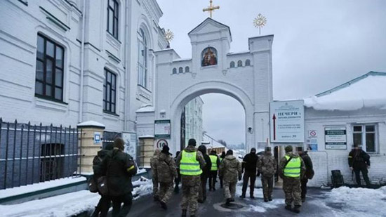 السلطات الأوكرانية تأمر رهبان الكنيسة الأرثوذكسية بمغادرة الدير وتحذر من الرفض