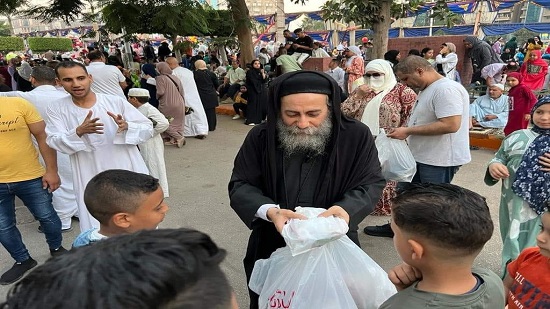  رواد التواصل يحتفون بكاهن للكنيسة القبطية يوزع هدايا على المواطنين بعد صلاة العيد الأضحى