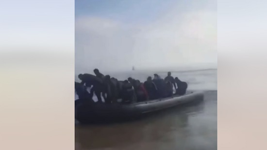 سعادة مهاجري القوارب المسلمين بعد الوصول للدول الاوروبية
