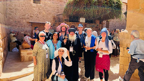 الأنبا دميان: مجموعة من ممثلي الأديان والطوائف الدينية تزور دير سانت كاترين بشبه جزيرة سيناء