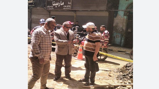 محافظ المنيا يتابع أعمال إصلاح كسر ماسورة مياه بشارع الجمهورية بمركز مغاغة