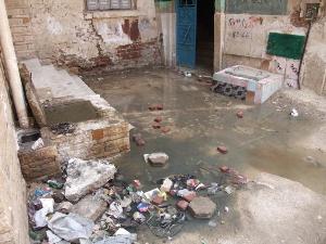 القاهرة تغرق في القمامة والسويس تغرق في مياه